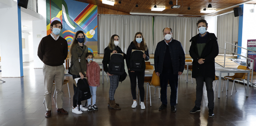 Cascais entrega equipamentos informáticos a famílias do concelho