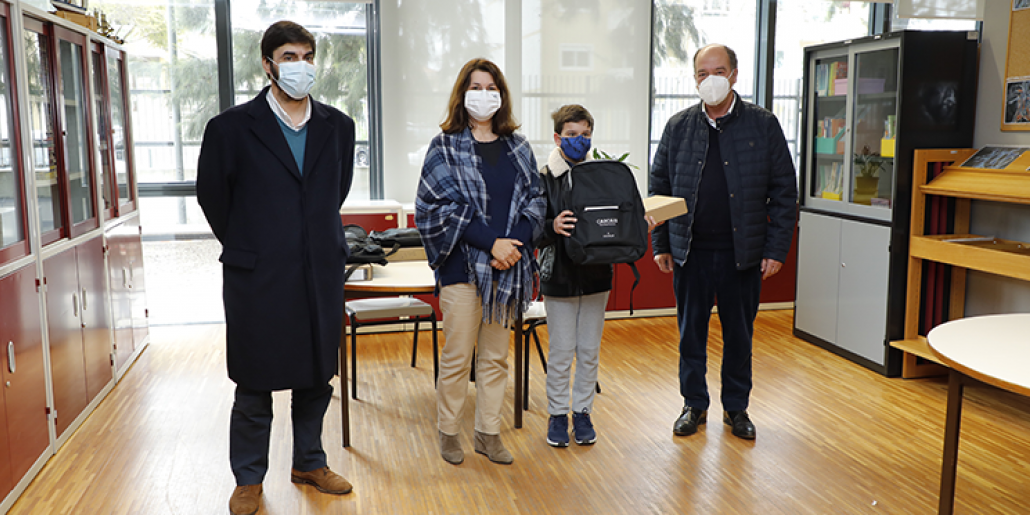 Cascais entrega equipamentos informáticos a famílias do concelho