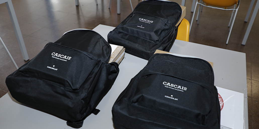 Cascais entrega equipamentos informáticos a famílias do concelho
